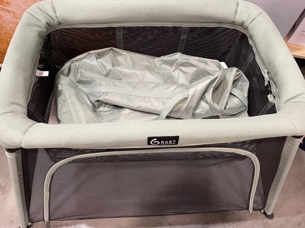 The top front of the Baby Moov Travel crib