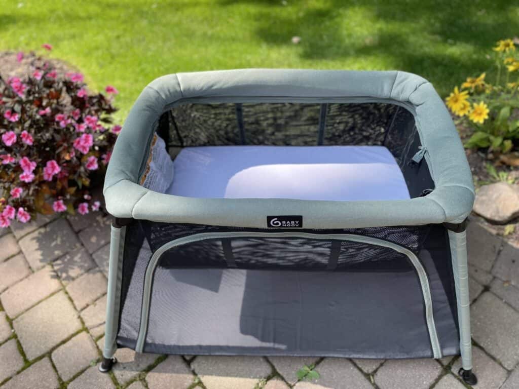 The top look of the bassinet attached in the Babymoov travel crib and bed