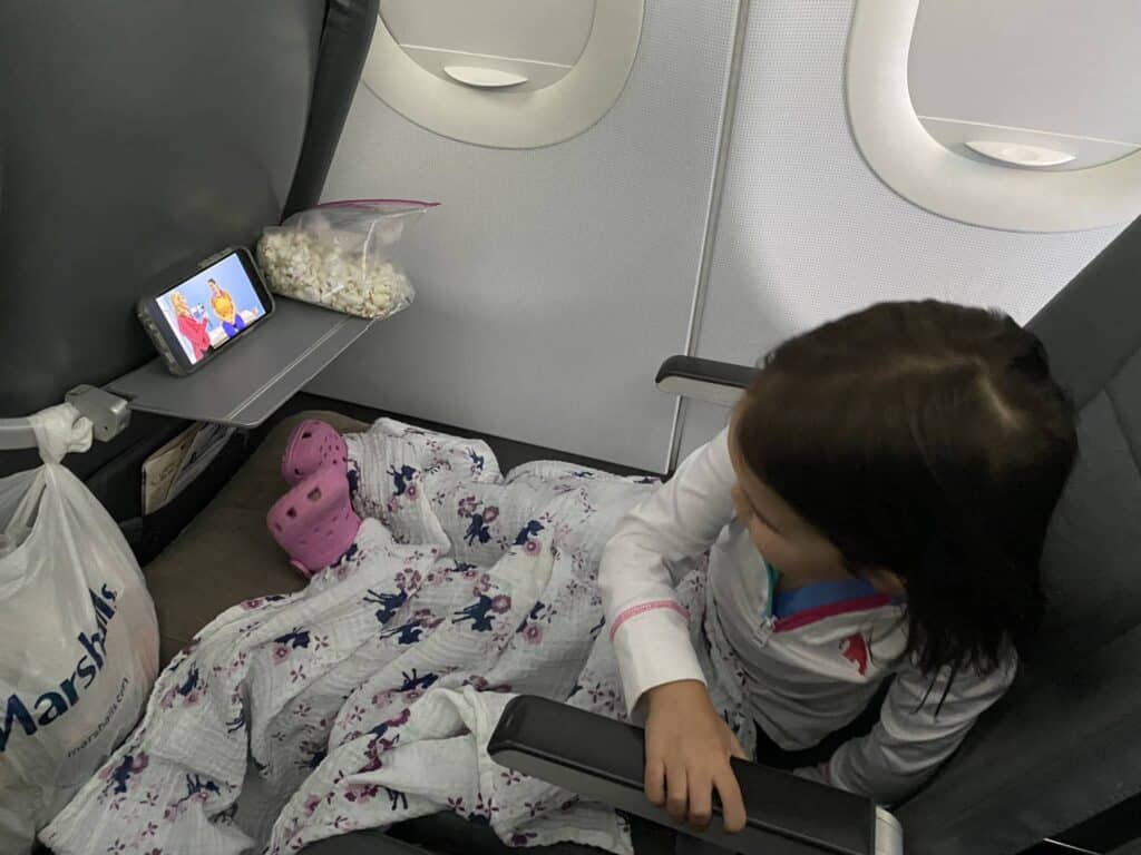 Snacks and screen time on the plane for toddlers