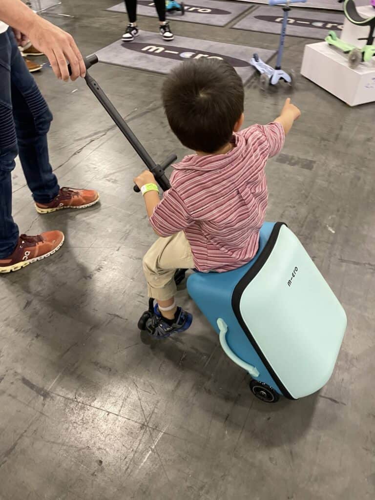 Riding Micro Kickboard travel cart