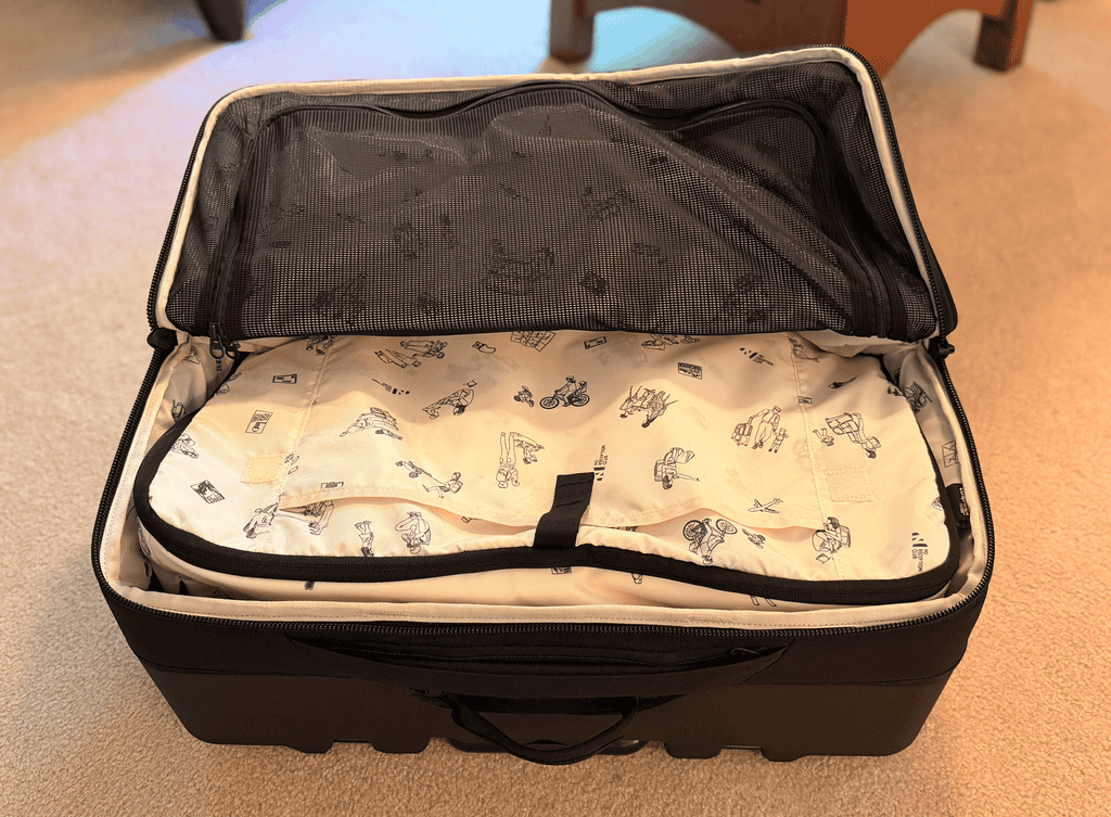 The linings of rollaway carry on luggage